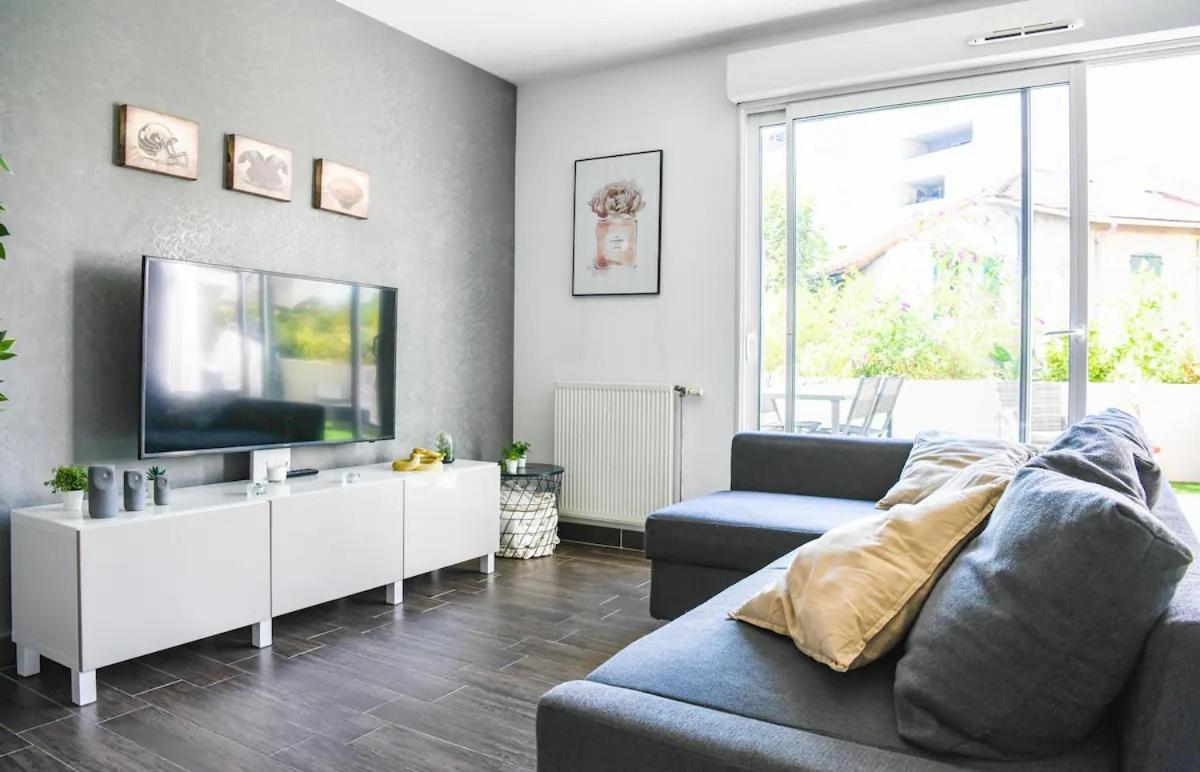 Superbe Avec Terrasse, Piscine & Parking Prive A Appartement *